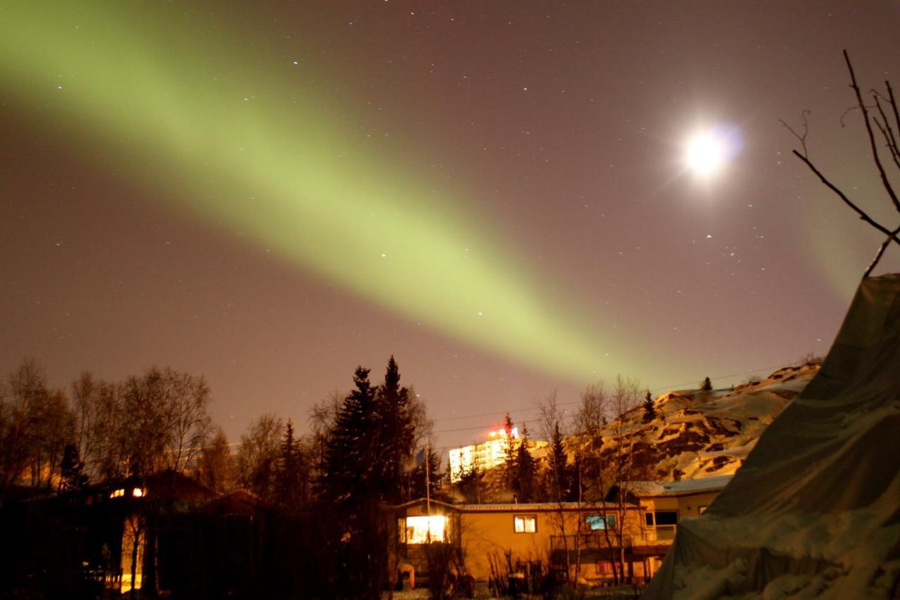 Mabuhay Lakeside Manor Acomodação com café da manhã Yellowknife Exterior foto
