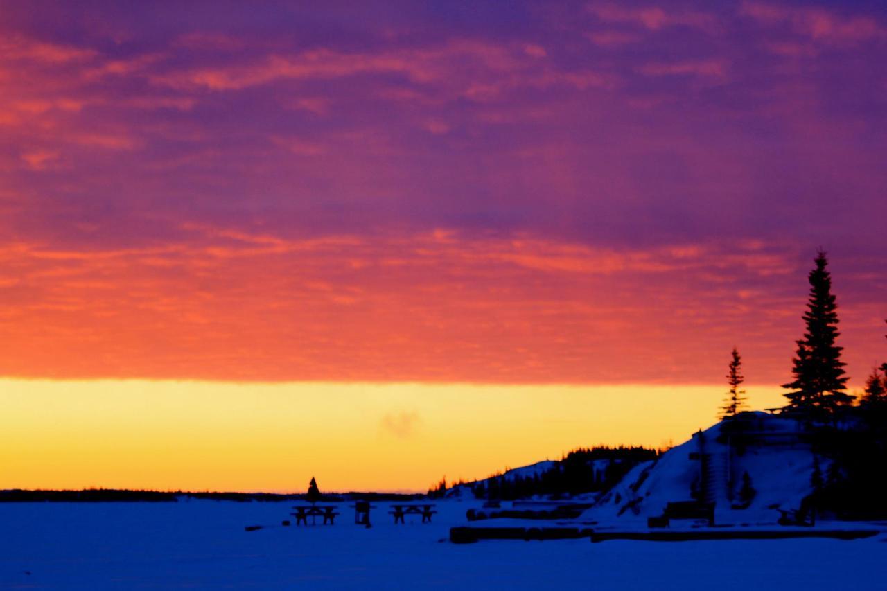 Mabuhay Lakeside Manor Acomodação com café da manhã Yellowknife Exterior foto