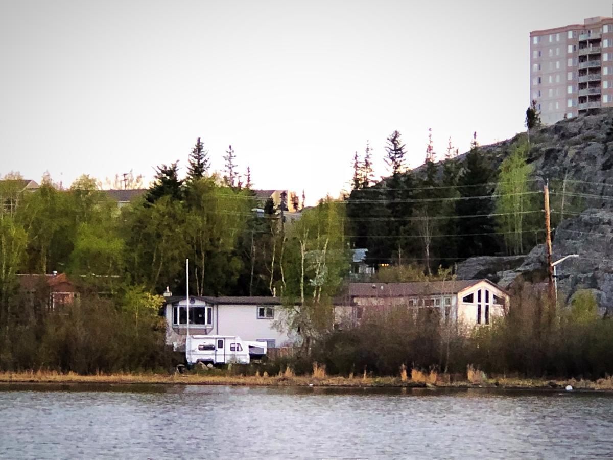 Mabuhay Lakeside Manor Acomodação com café da manhã Yellowknife Exterior foto