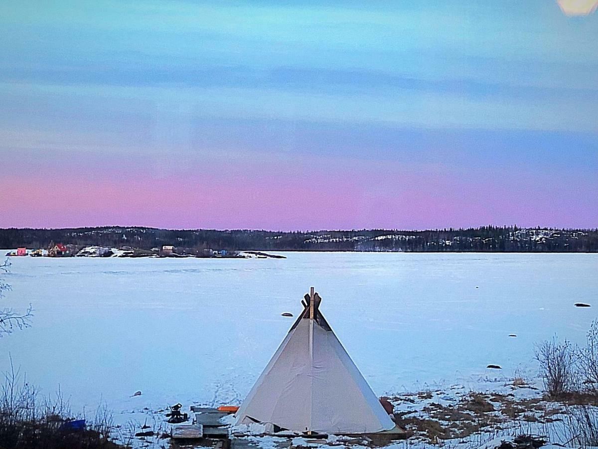 Mabuhay Lakeside Manor Acomodação com café da manhã Yellowknife Exterior foto